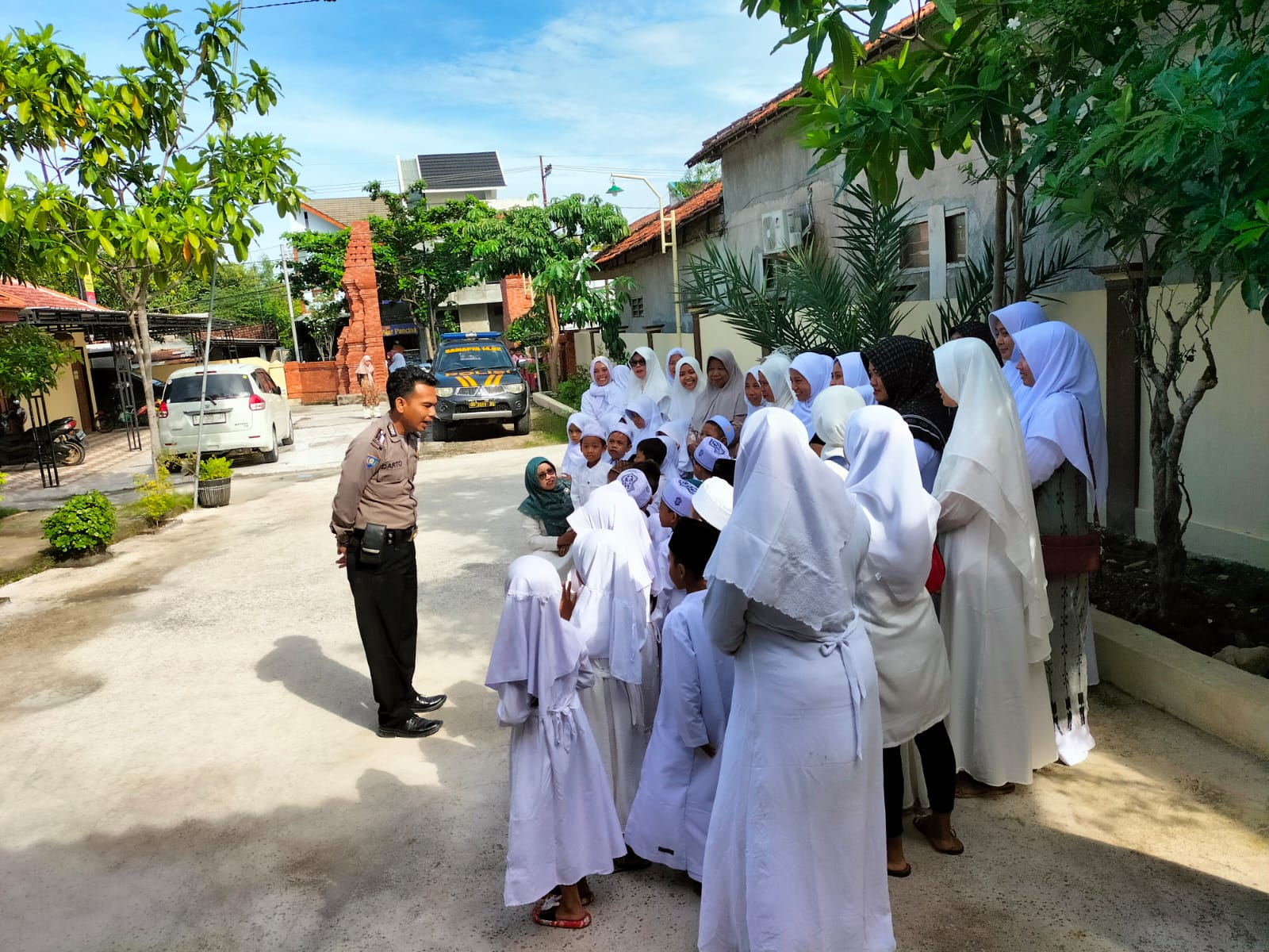 Polri Sahabat Anak, Polsek Kedungpring Terima Kunjungan Halal Bihalal Siswa Siswi TK dan SD Islam Desa Kedungpring