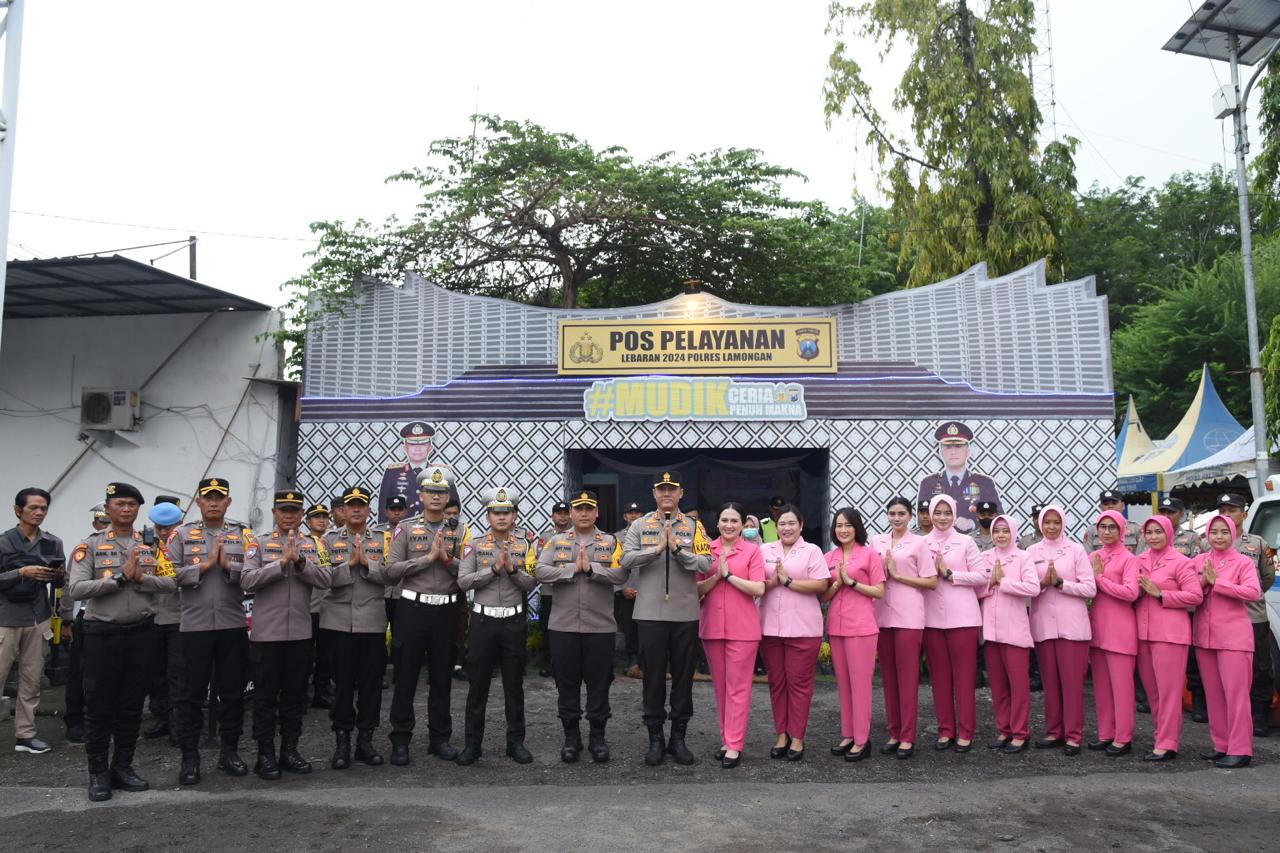 Kunjungan Kapolres Lamongan dan Bhayangkari Lamongan di Pos Pam Alun-Alun dan Terminal Lamongan Sekaligus Bagikan Bingkisan Lebaran Kepada Personil Ops Ketupat Semeru 2024