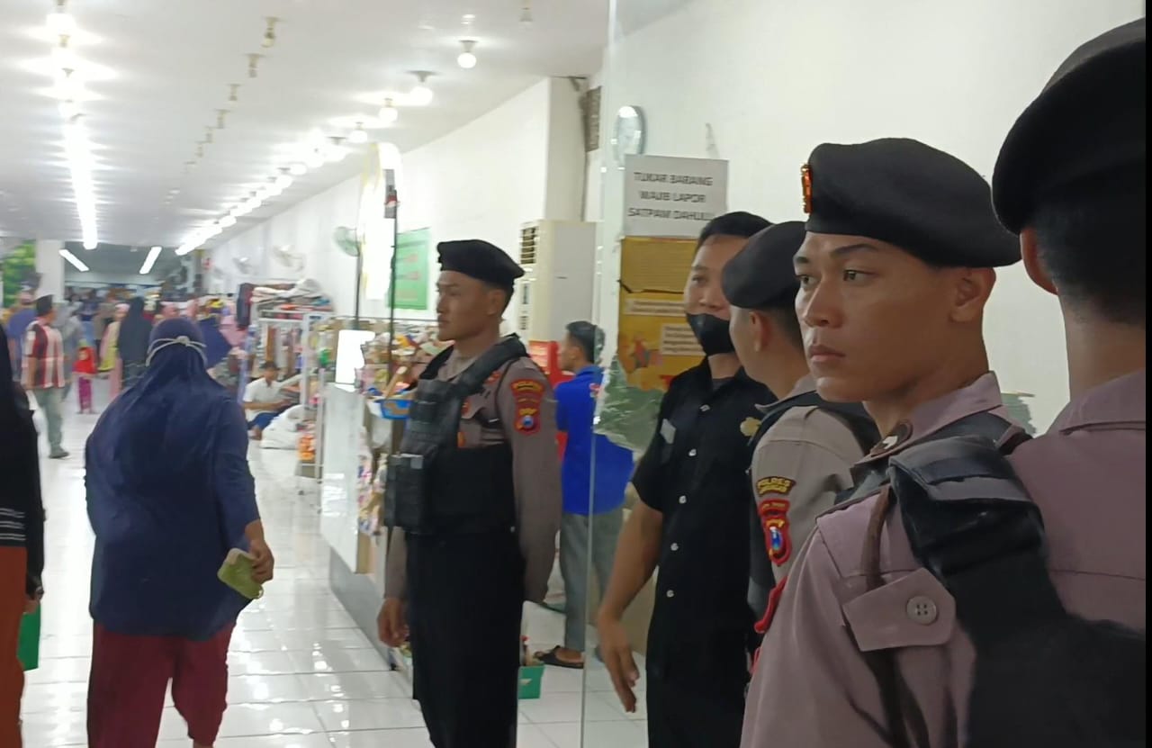 Satgas Preventif Ops Ketupat Semeru 2024 Polres Lamongan Patroli di Pusat Perbelanjaan Cegah Kriminalitas