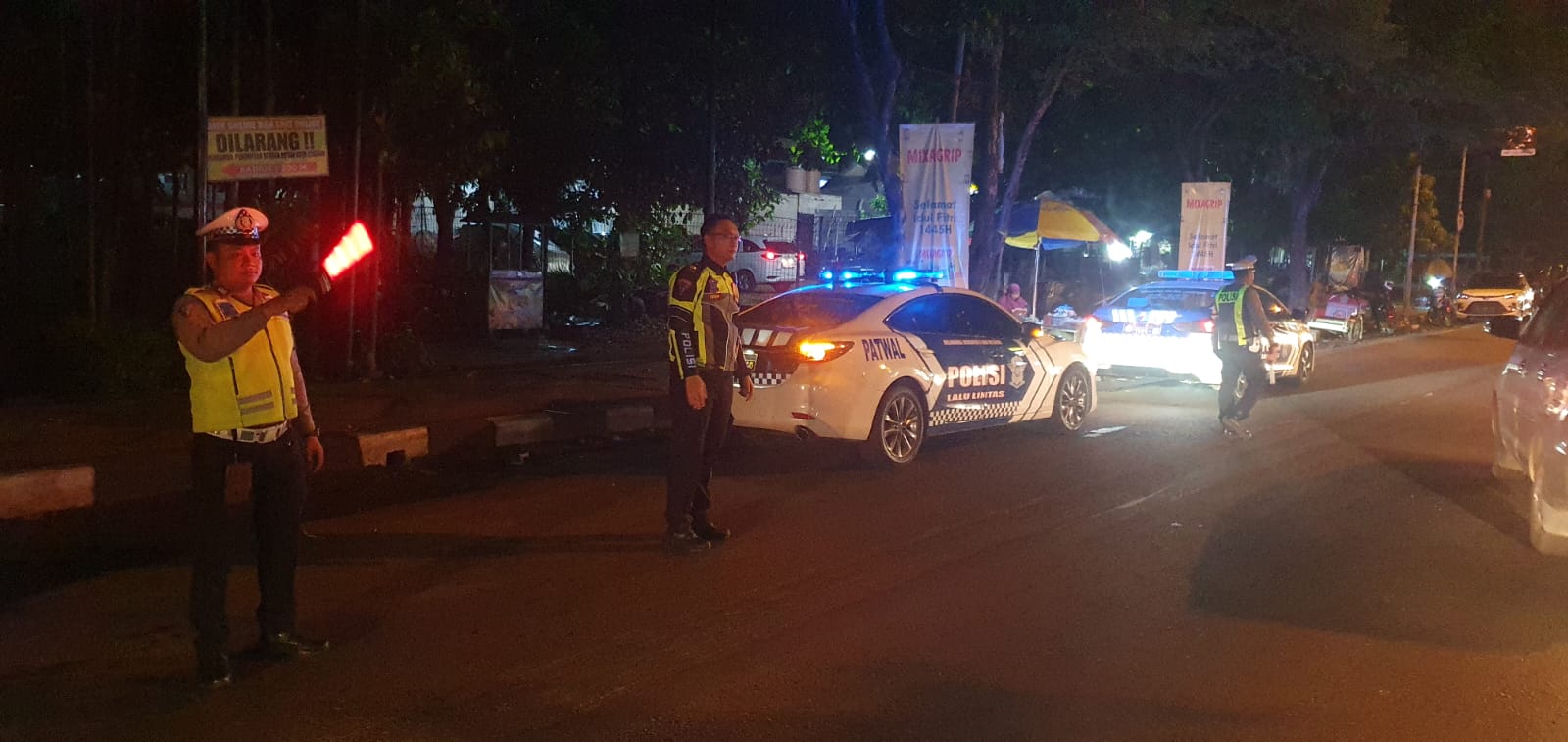 Personel Pos Pelayanan Polres Lamongan Gelar Patroli Dan Tegur Pengendara Parkir Sembarangan