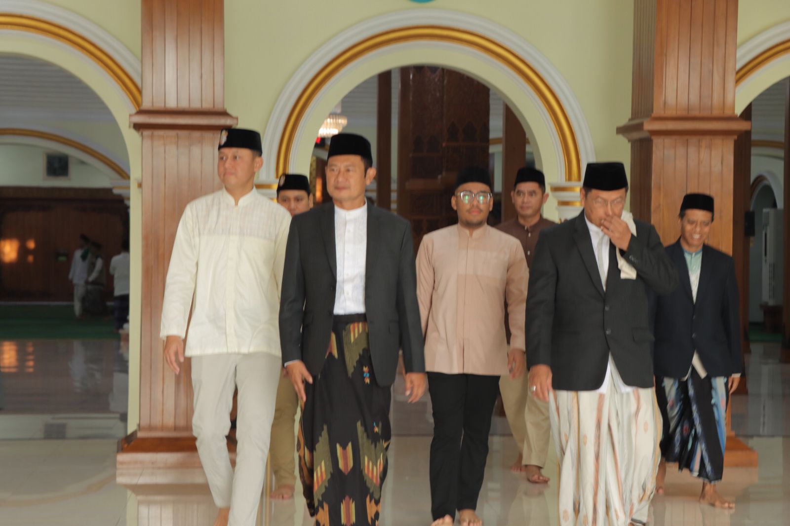 Kapolres Lamongan Bersama Forkopimda Laksanakan Sholat Idul Fitri di Masjid Agung Lamongan