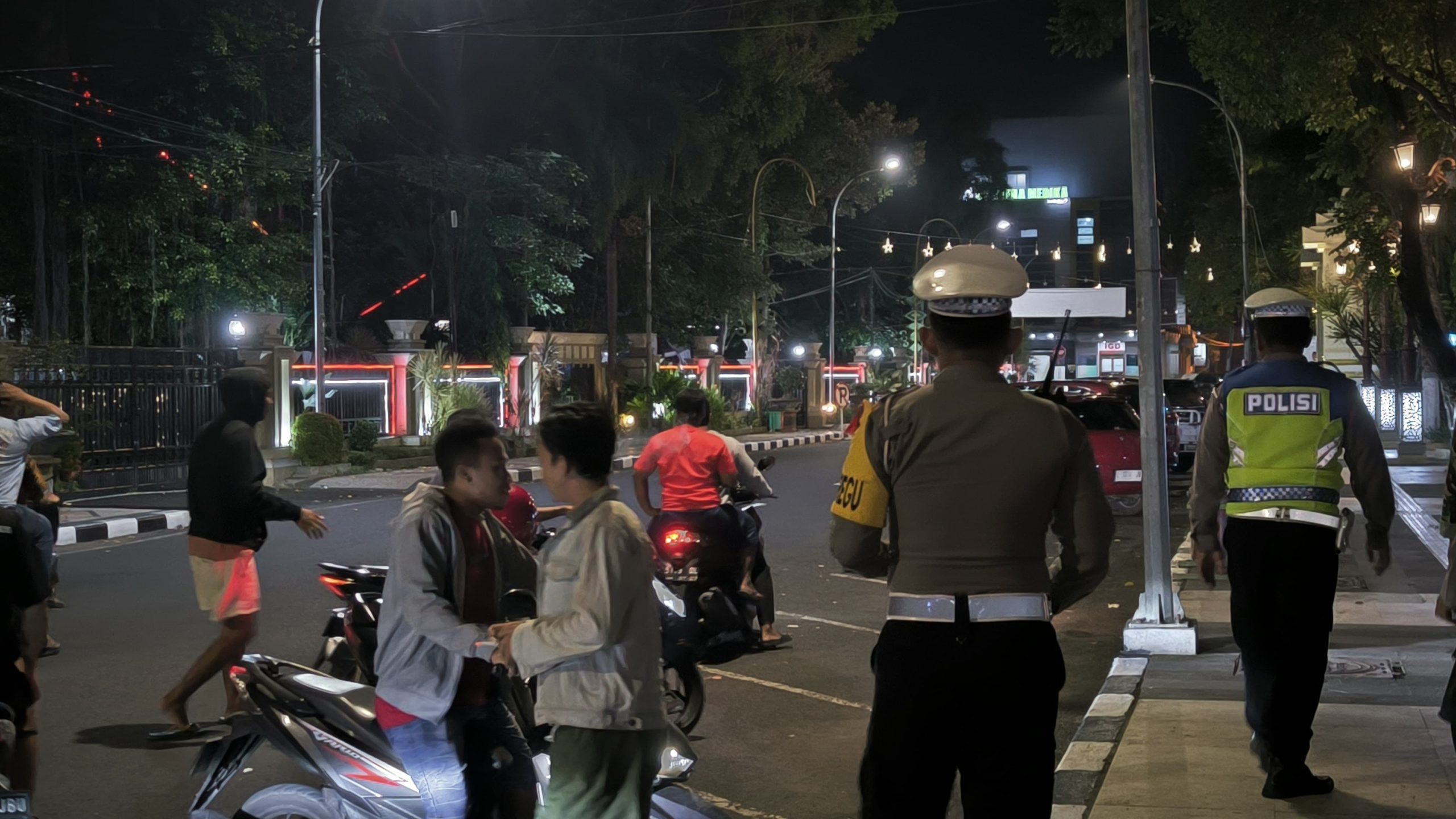 Cegah Kriminalitas, Anggota Pos PAM Alun Alun Lamongan Gelar Patroli di Alun alun