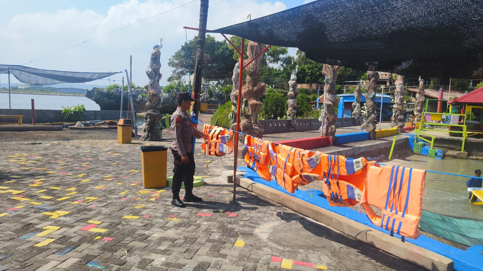 Pos PAM WBL Laksanakan Patroli di Wisata Bahari Lamongan dan Maharani Zoo And Goa Selama Ops Ketupat Semeru 2024
