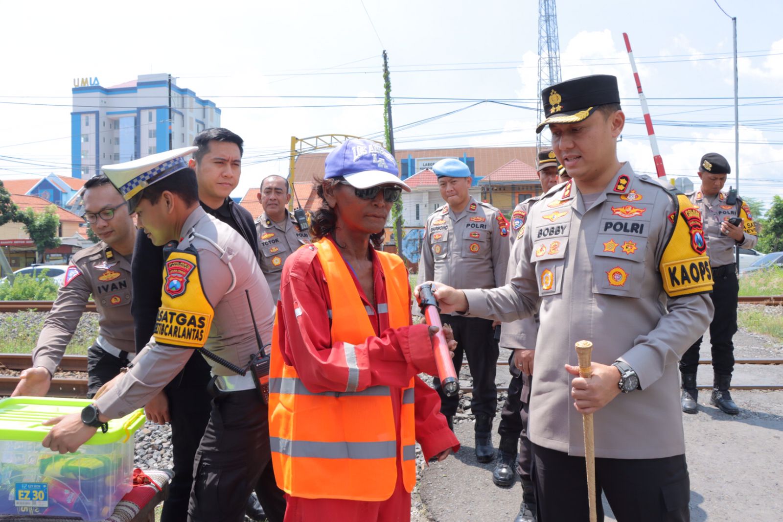 Atensi Perlintasan Kereta Api Tanpa Palang, Polres Lamongan Bantu Peralatan Untuk Relawan