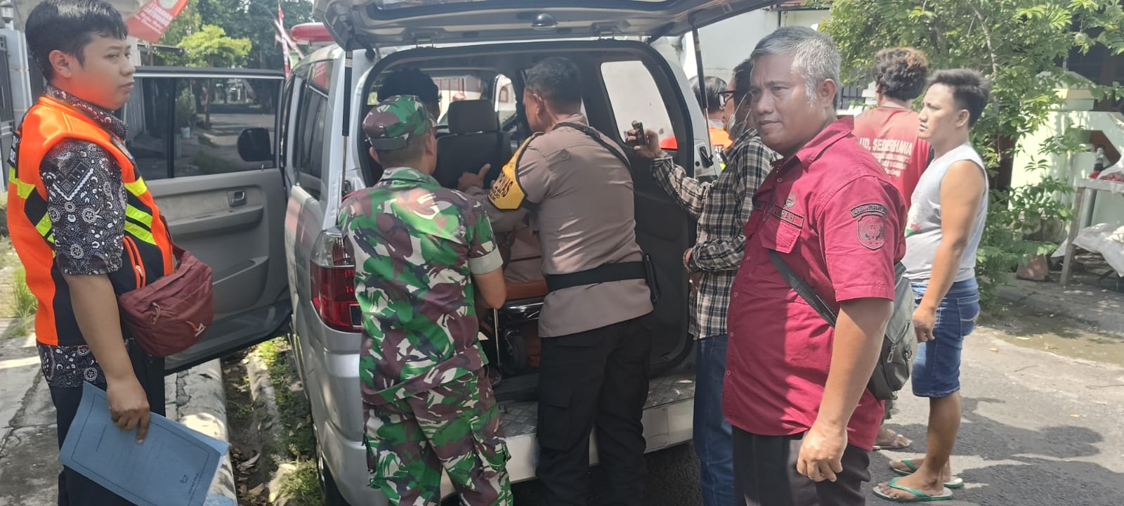 Salut, Polisi di Nganjuk Antarkan ODGJ Berobat ke RSJ Menur