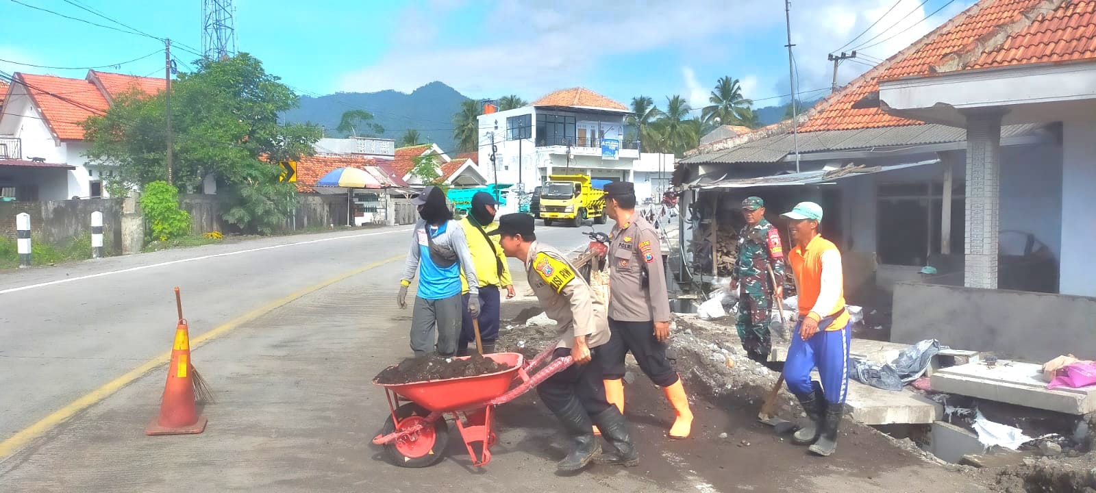 Sinergitas TNI Polri Bersihkan Saluran Air Pasca  Banjir di Lumajang