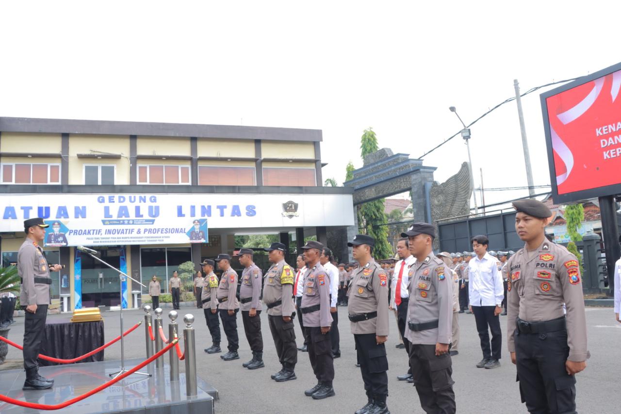 Berikan Penghargaan Kepada 26 Anggota Berprestasi, Kapolres Lamongan Sampaikan Wejangan Untuk Terus Berbuat Baik Kepada Masyarakat