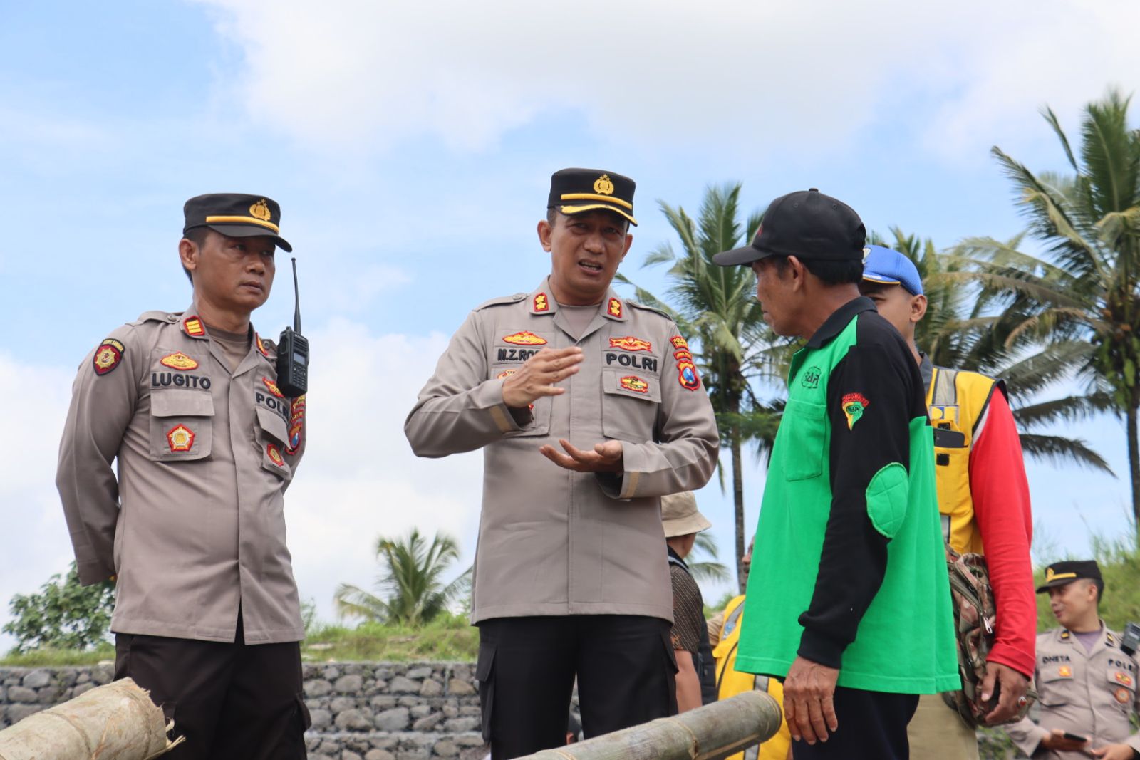 TNI-Polri dan Warga Lumajang Gotong Royong Bangun Jembatan Darurat Pasca Banjir Lahar Dingin Gunung Semeru