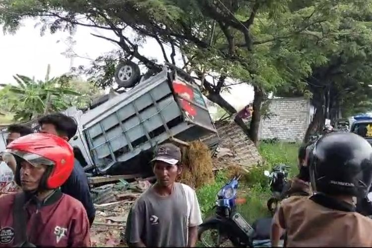 Polres Lamongan Berhasil Evakuasi Pick Up Terbalik Usai Tabrak Motor dan Warung
