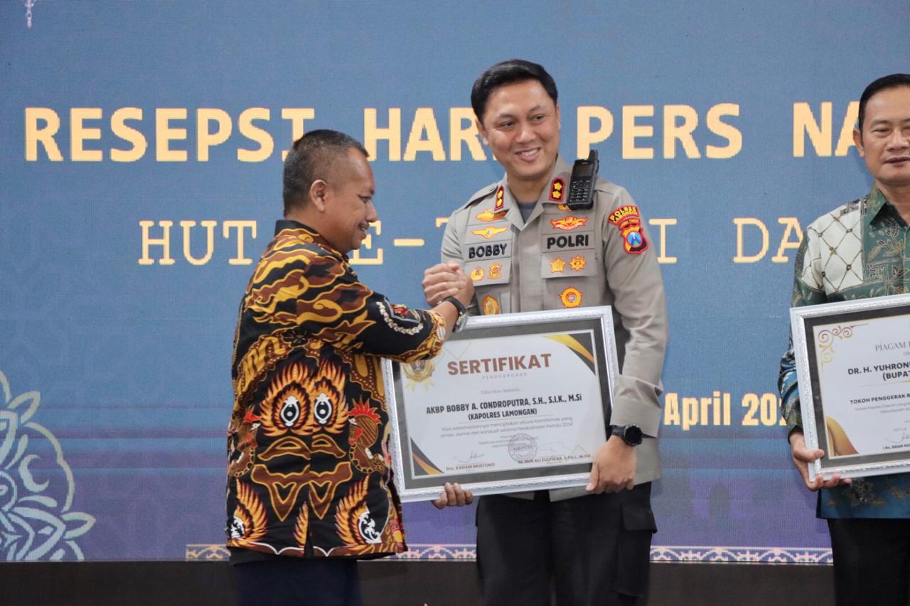 Kapolres Lamongan Terima Penghargaan dari PWI Atas Keberhasilan Ciptakan Lamongan Aman Kondusif Selama Pemilu 2024