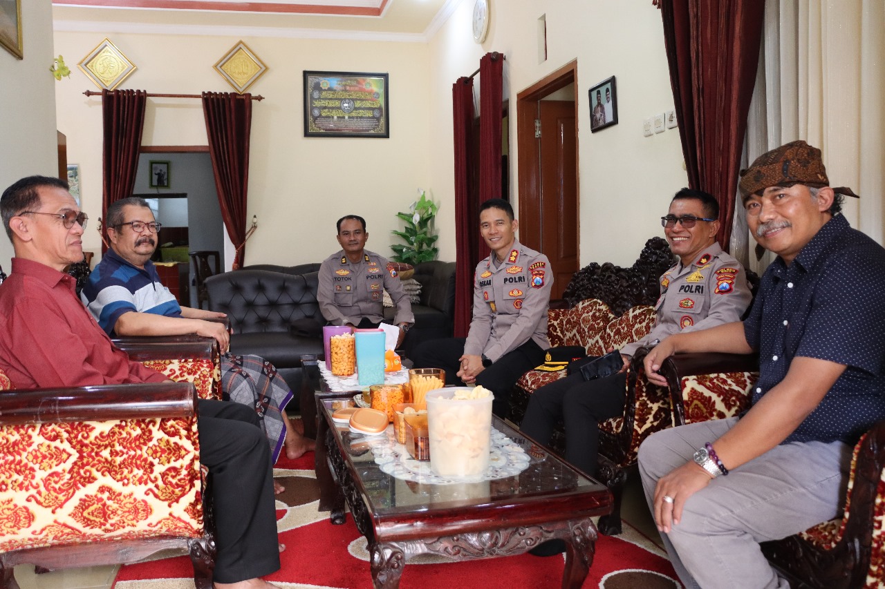 Jumat Curhat Polres Batu Sambangi Rumah Warga dari Pintu ke Pintu Tampung Aspirasi Masyarakat