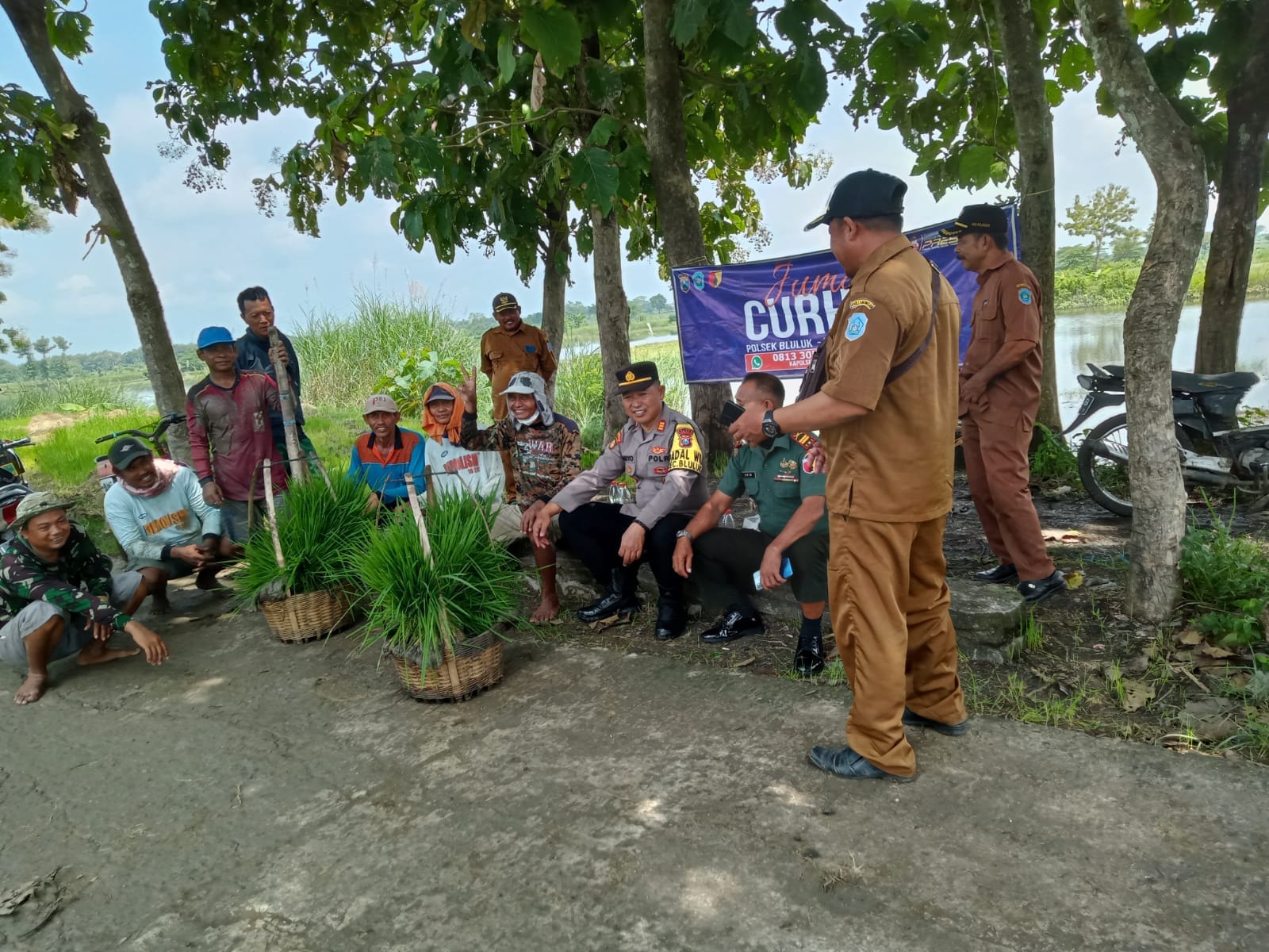Kapolsek Bluluk dan Danramil Bluluk Berdialog dengan Petani: Menyampaikan Pesan Kamtibmas