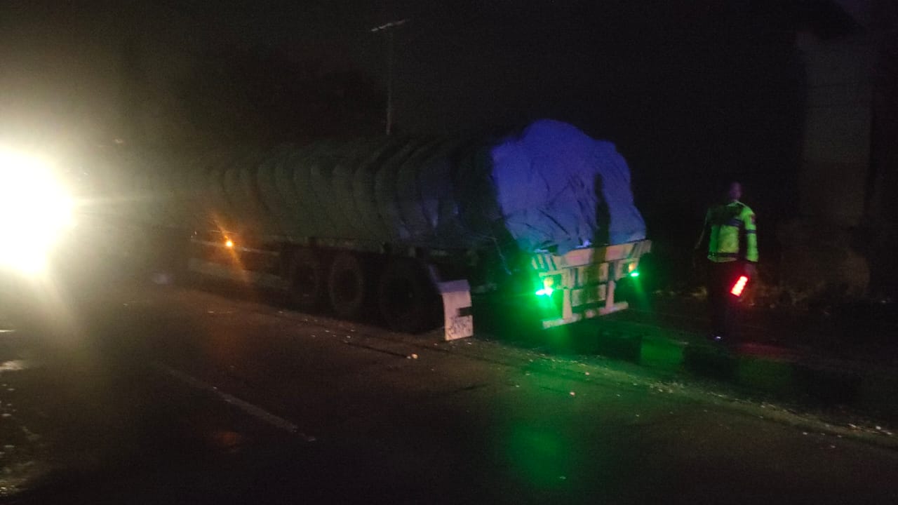 Quick Respon Polres Lamongan Amankan TKP Truck Barang Laka Tunggal Di Daerah Deket Wetan