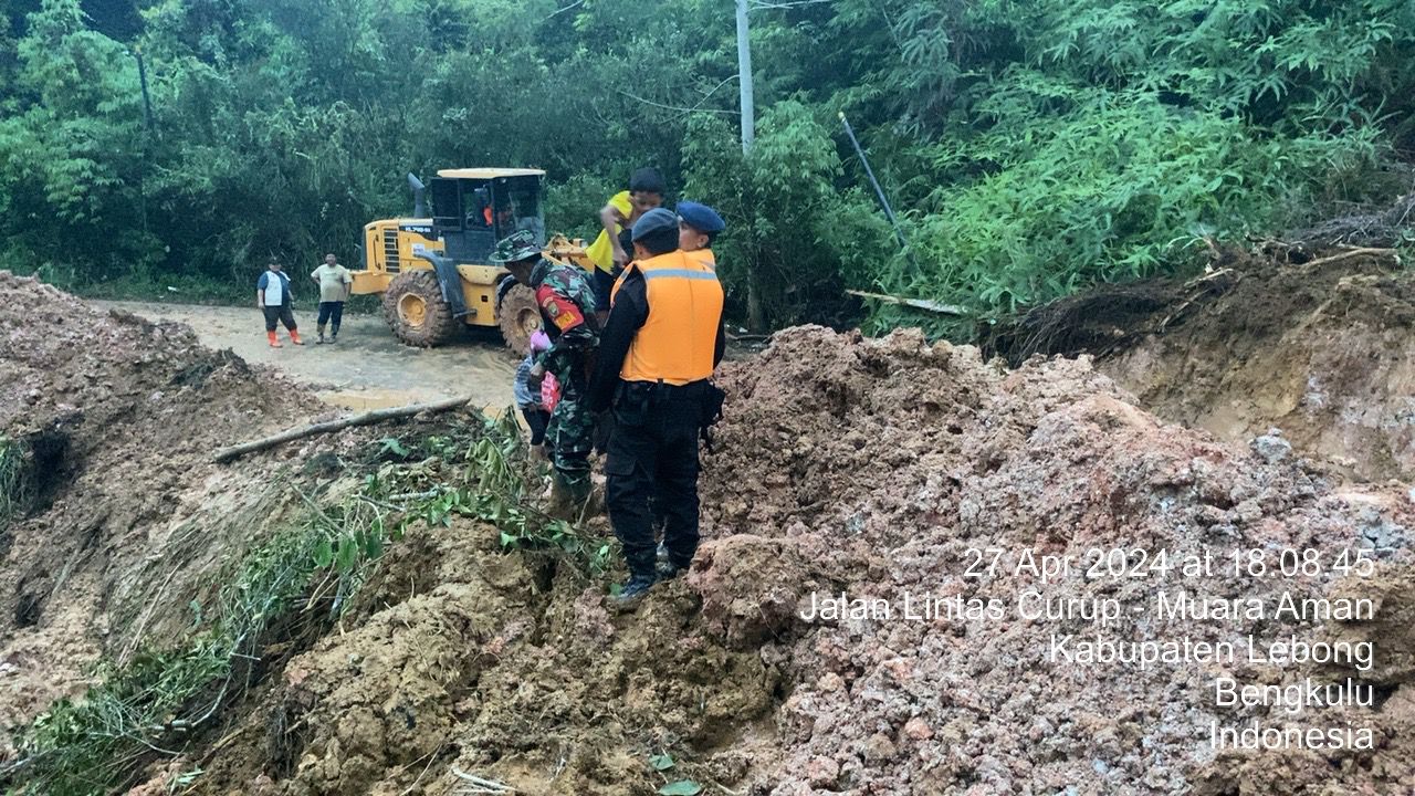 TNI-Polri Bantu Warga Buka Akses Jalan Putus Akibat Longsor