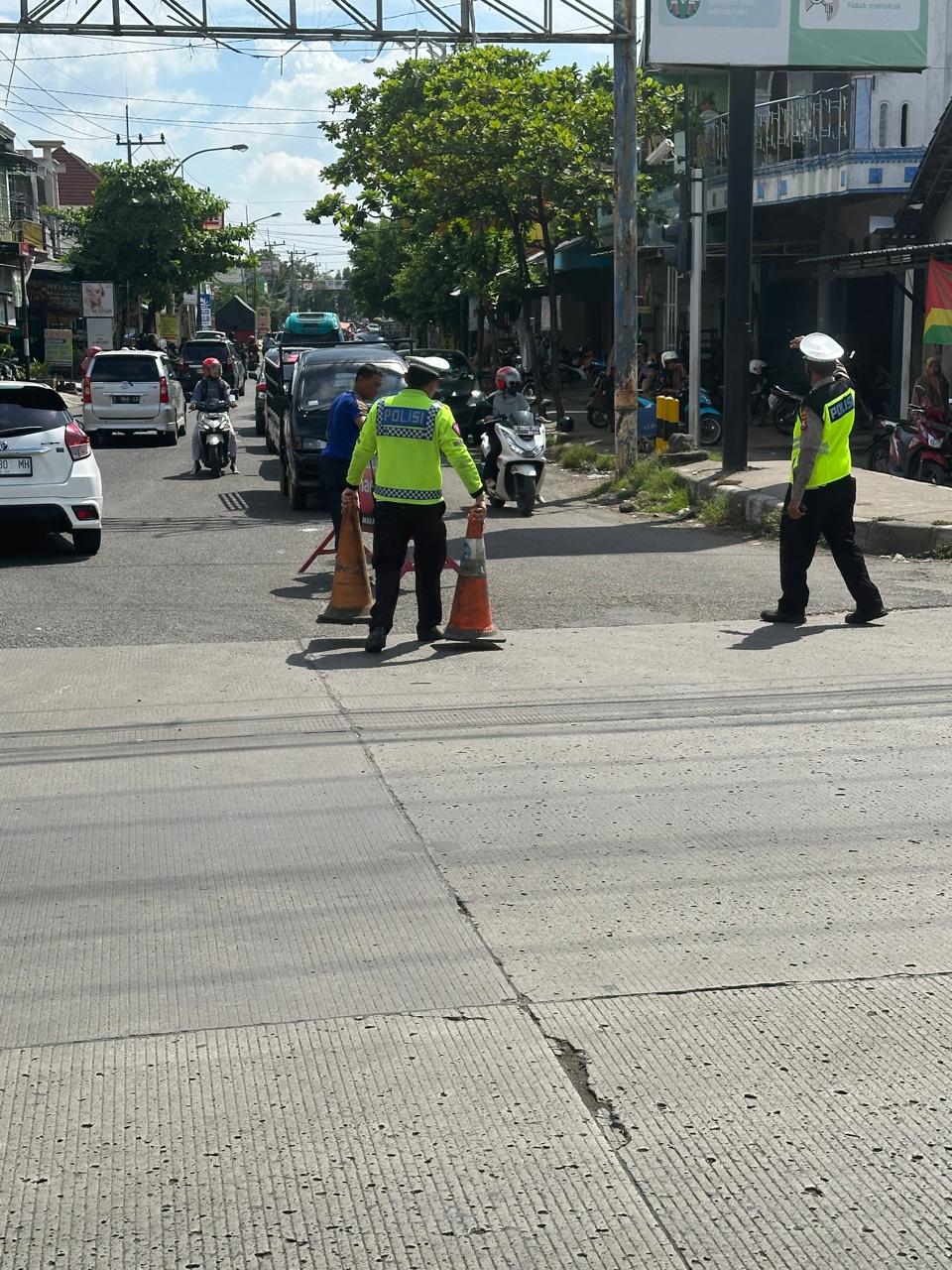 Sat Lantas Polres Lamongan Evakuasi Truck Gandeng Alami As Patah, Sekaligus Urai Kemacetan di Jalur Poros
