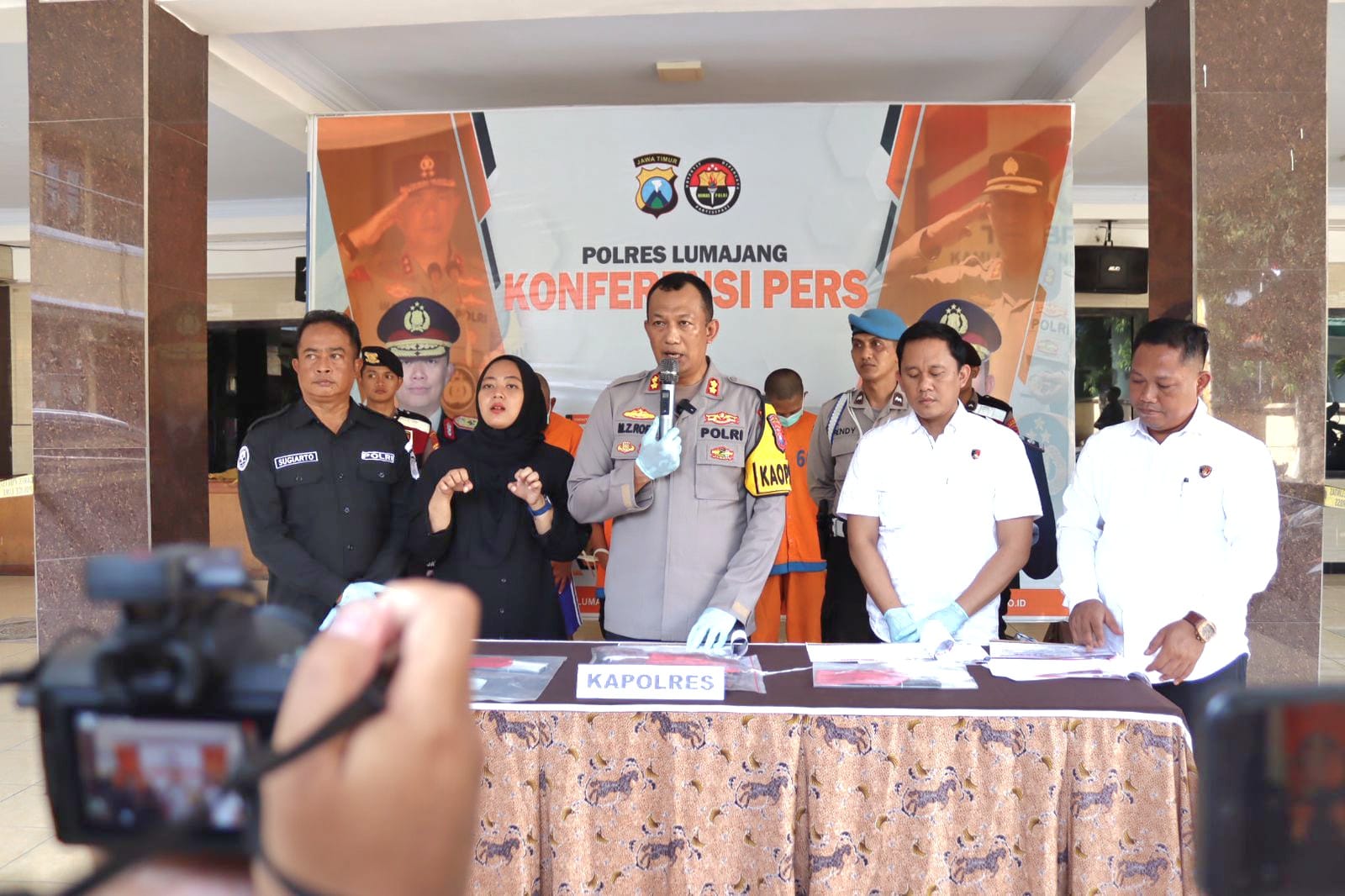 Dua Pria Diamankan Polisi Saat Asyik Main Judi “Online” di Lumajang