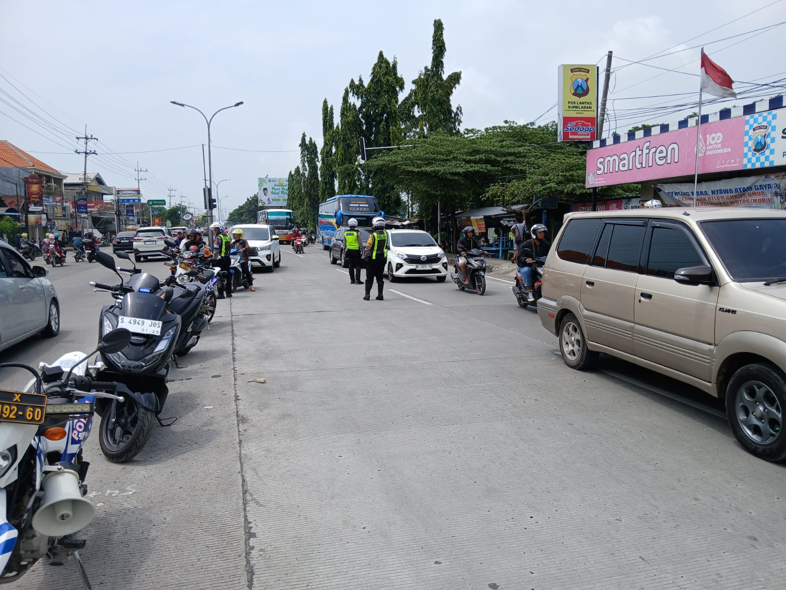 Quick Respon Satgas Kamseltibcar Lantas Polres Lamongan Urai Kemacetan dalam rangka Ops Ketupat Semeru 2024