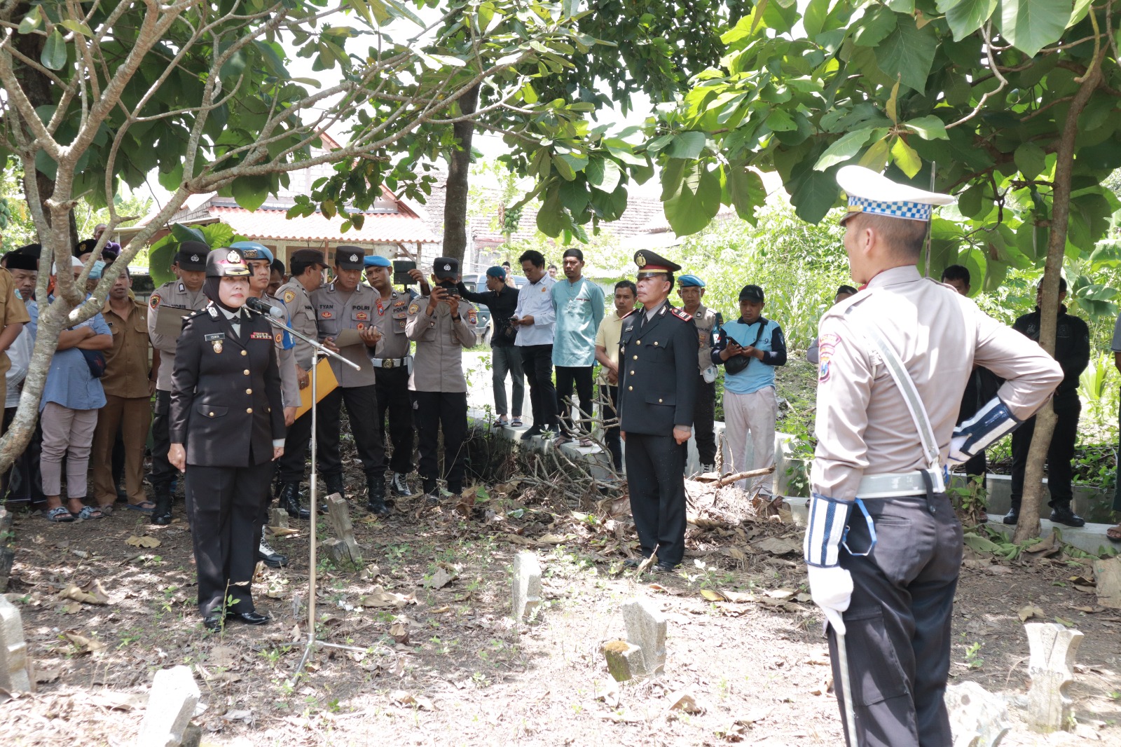 Polres Lamongan Berduka, Salah Satu Anggota Terbaik Meninggal Dunia Karena Sakit Dan Dimakamkan Secara Dinas Kepolisian Guna Penghormatan Terakhir