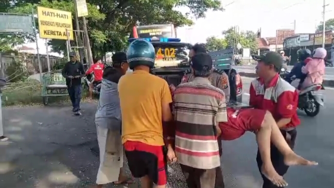Gerak Cepat Polisi Bantu Wanita Paruh Baya yang Terpelanting Saat Turun Dari Bus Di Lamongan