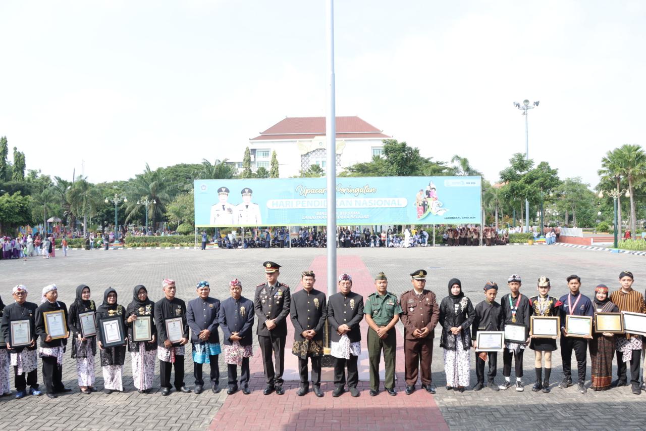 Kapolres Lamongan Hadiri Upacara Peringatan Hari Pendidikan Nasional di Alun-Alun