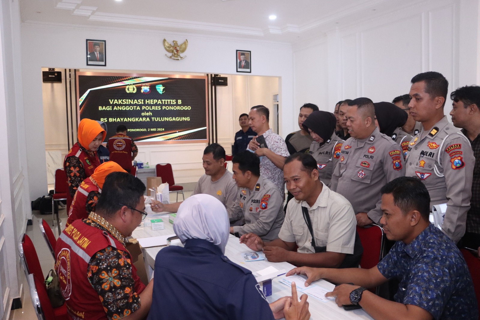 Polres Ponorogo Gelar Vaksinasi Hepatitis B dan Deteksi Dini Narkoba Bagi Anggota