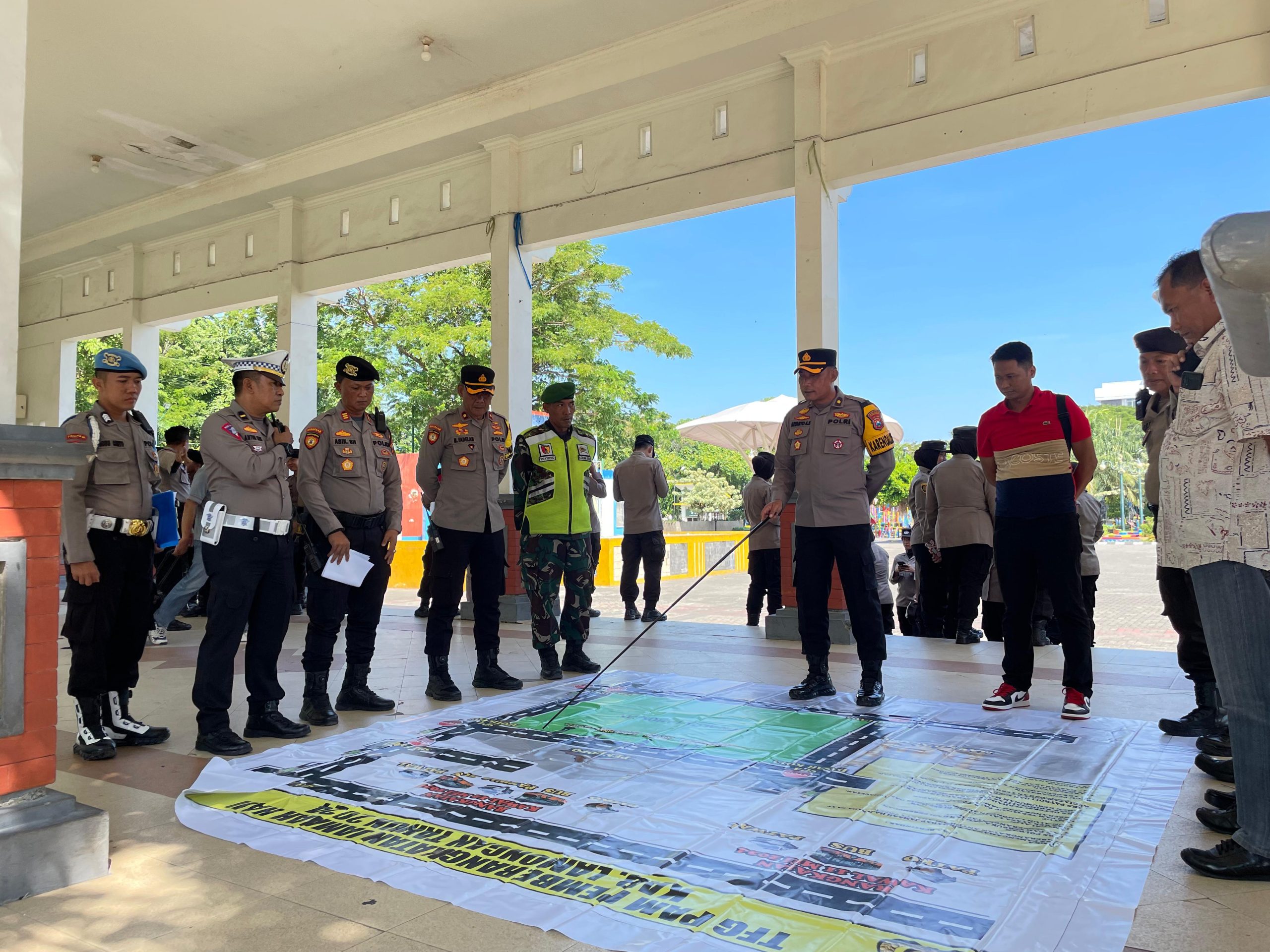 Polres Lamongan Menggelar Apel Pengamanan Pemberangkatan Calon Jamaah Haji Kabupaten Lamongan