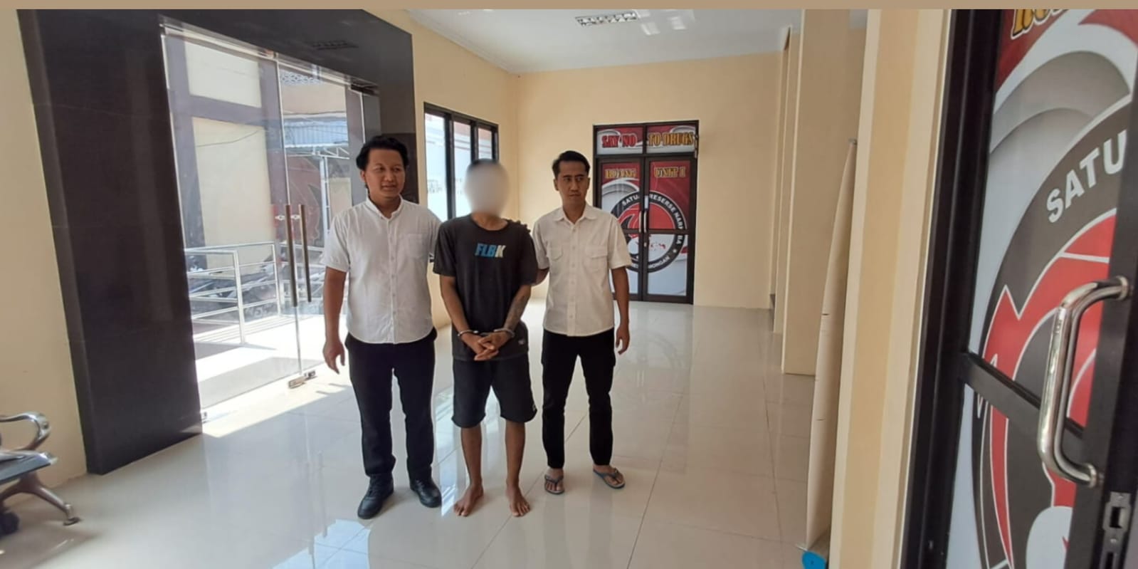 Unit Resnarkoba Polres Lamongan Amankan Pengedar Narkoba di Pinggir Jalan Raya Daendles