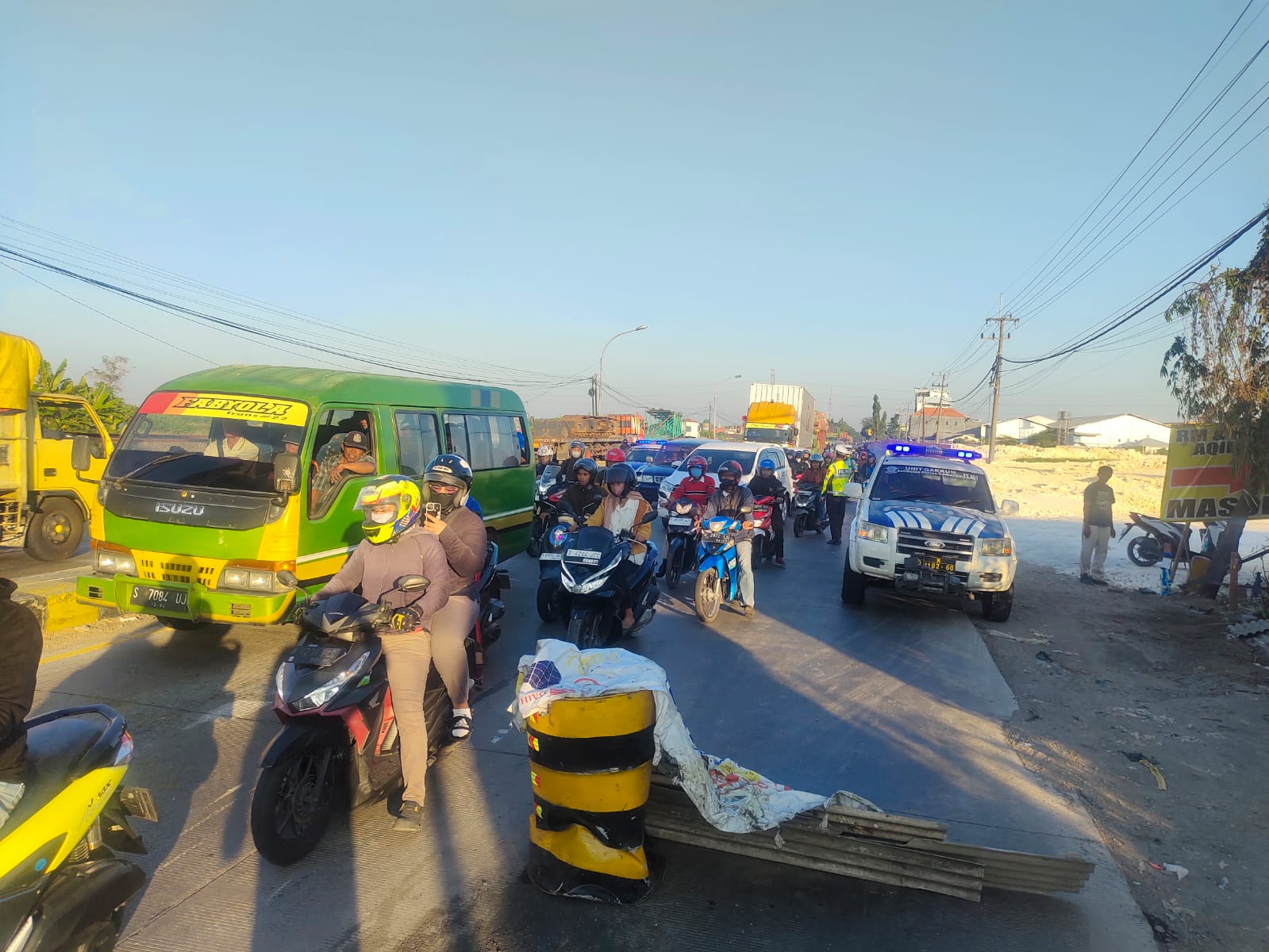 Quick Respon Polres Lamongan Evakuasi Truck Muatan Pasir Terguling Di Daerah Deket Wetan