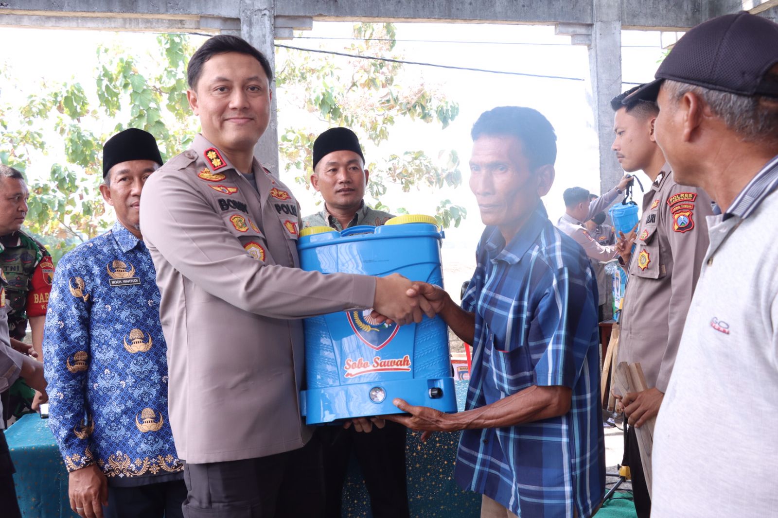 Jumat Curhat, Kapolres Lamongan Gagas Penanggulangan Hama Tikus Tanpa korban Jiwa Beri Bantuan 100 Unit Rubuha