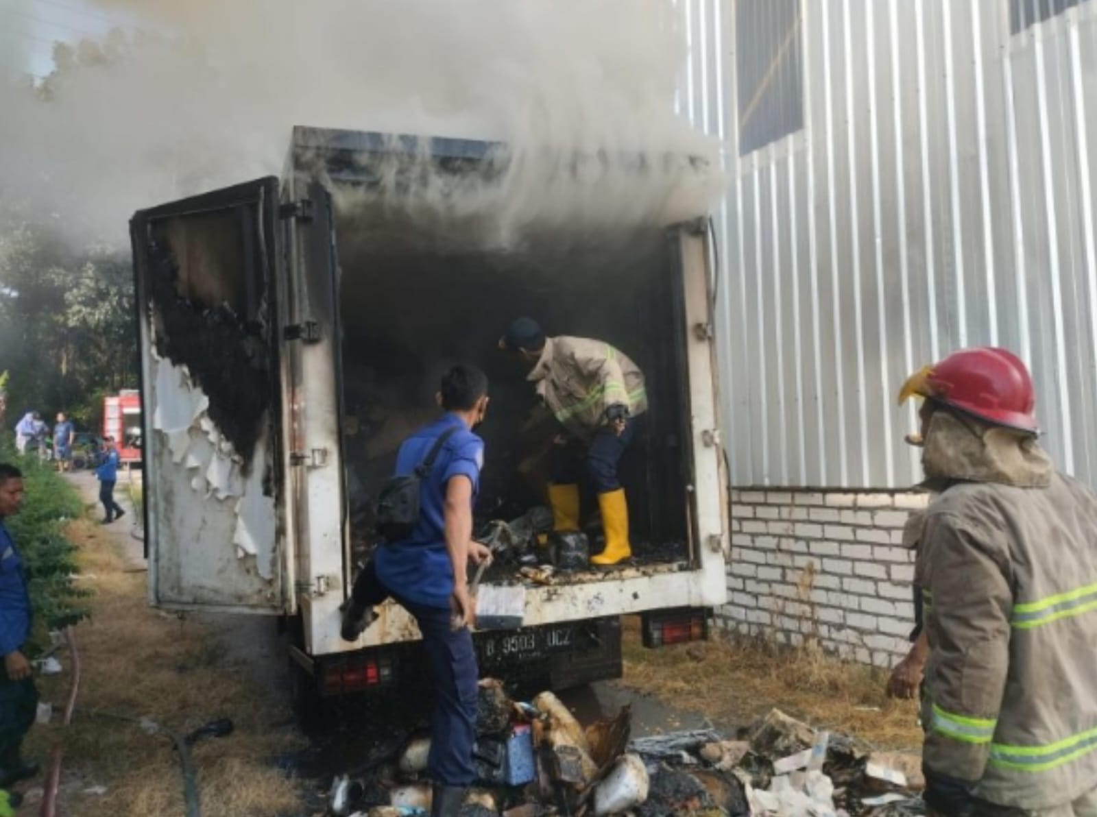 Gerak Cepat Anggota Polsek Paciran Polres Lamongan Bantu Padamkan Api di Truck Ekspedisi Sicepat