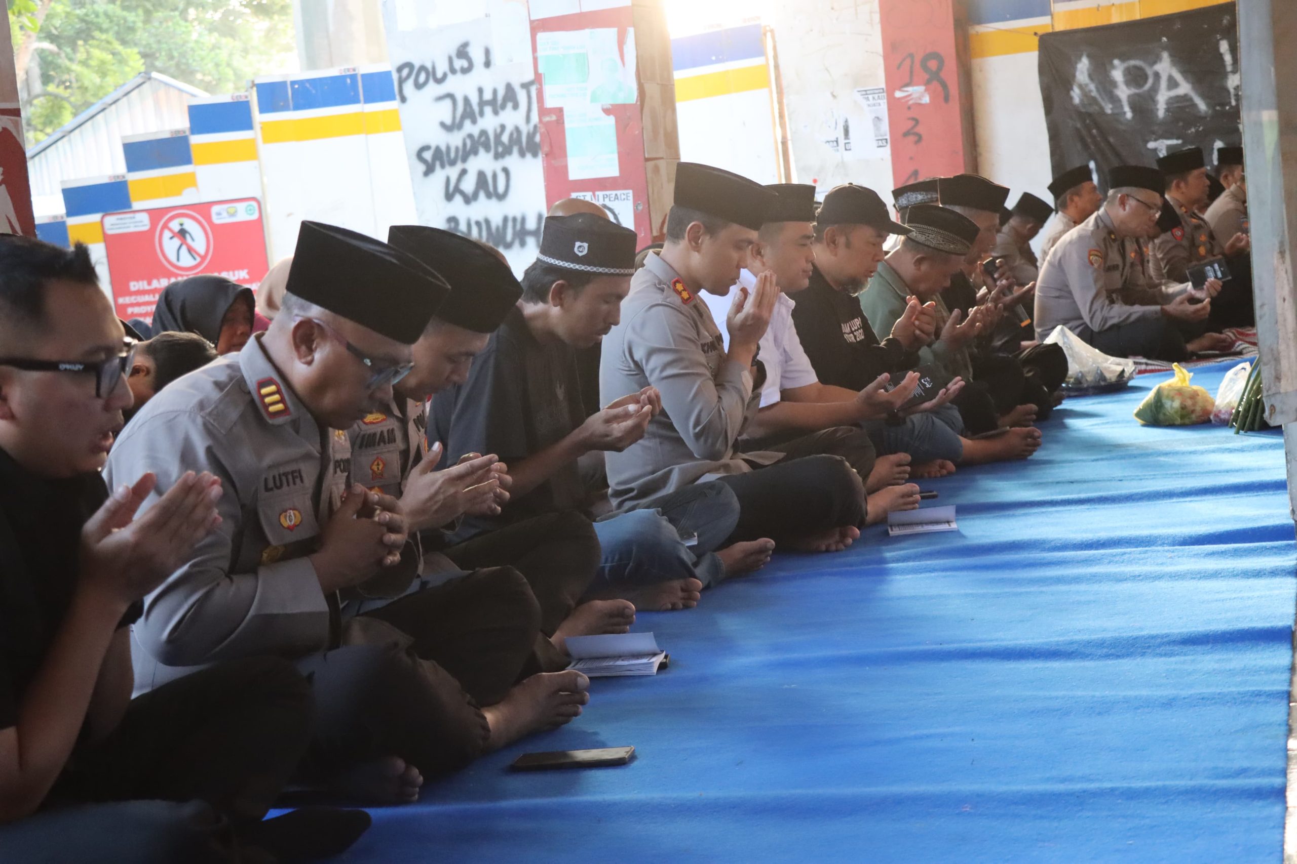 Polres Malang Bareng JSKK dan PK3 Gelar Doa Bersama di Pintu 13 Stadion Kanjuruhan