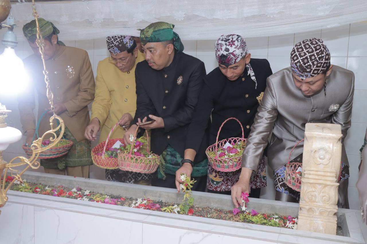 Kapolres Lamongan Hadiri Ziarah dan Tabur Bunga dalam Rangka HJL ke-455 Kabupaten Lamongan