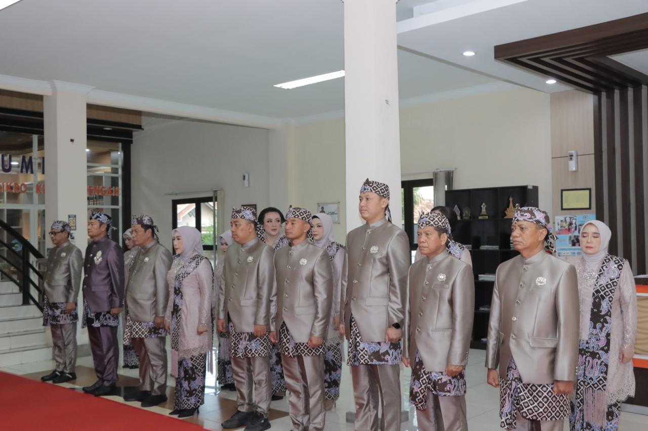 Kapolres Lamongan Hadiri Upacara Pembukaan Selubung Pataka Lambang Daerah dan Kirab Budaya dalam Rangka Hari Jadi Lamongan ke-455
