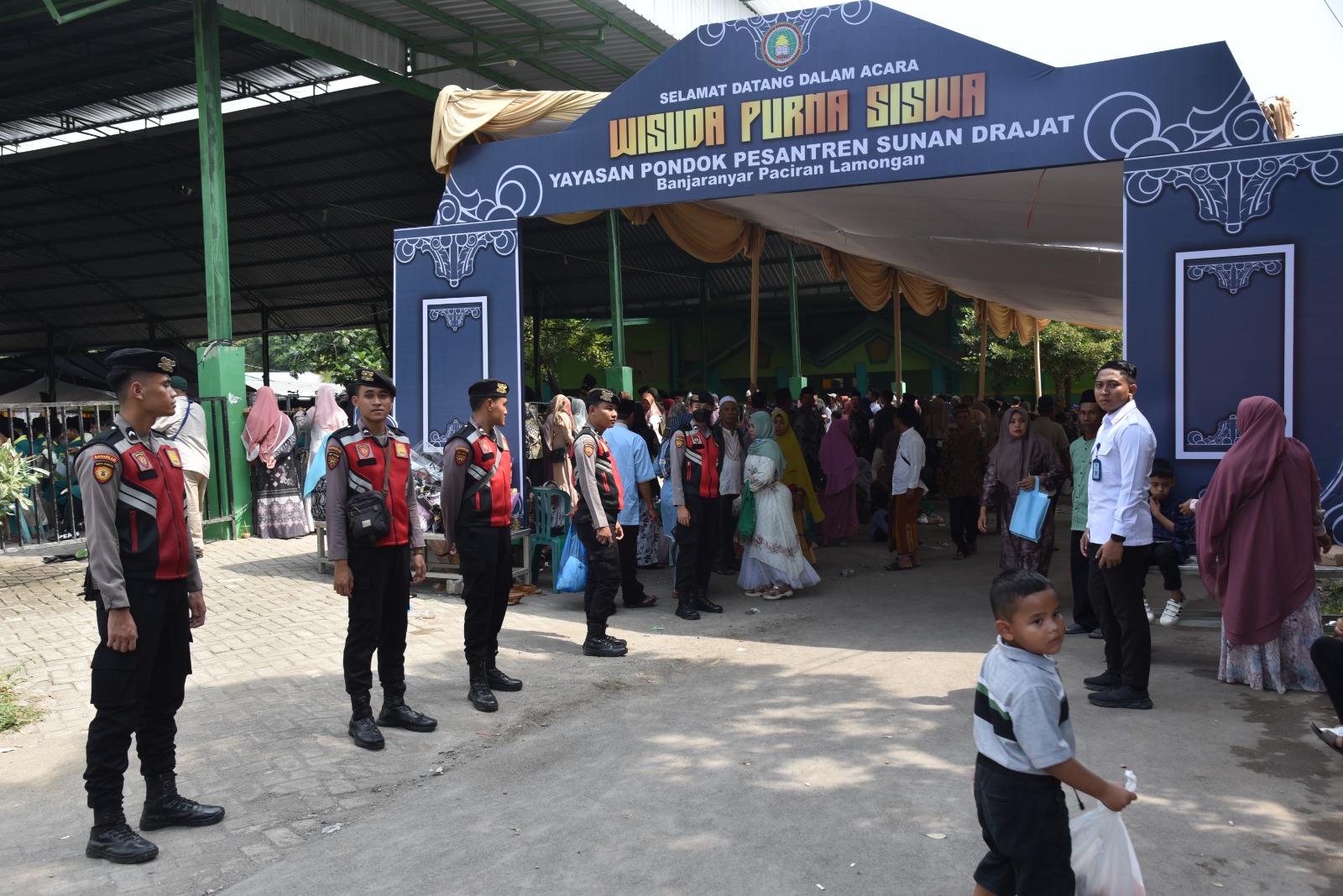 Polres Lamongan Amankan Wisuda Purna Siswa Yayasan Pondok Pesantren Sunan Drajat