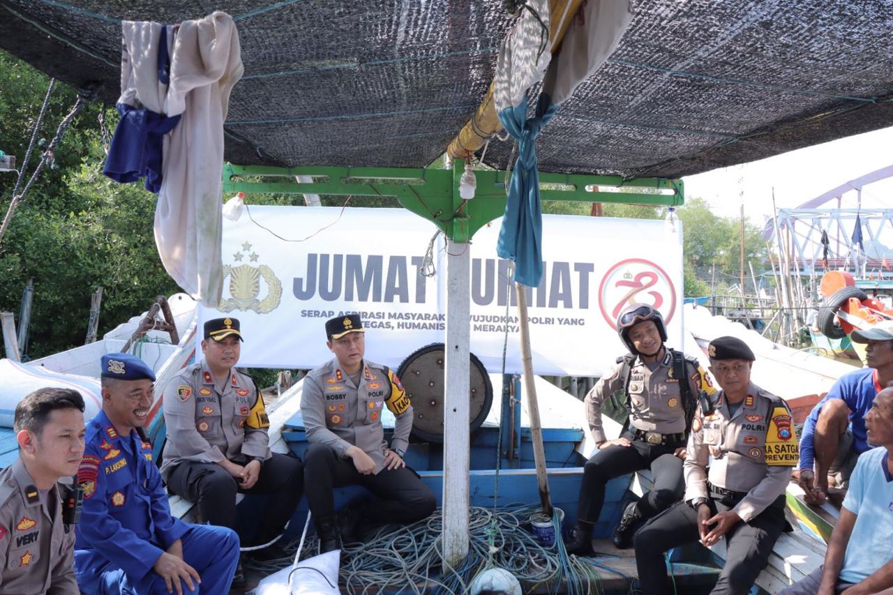 Polres Lamongan Gelar Jumat Curhat Bersama Dengan Pak Bhabin Ipda Herman dan Aipda Ambarita Di Pelabuhan Sedayu Lawas
