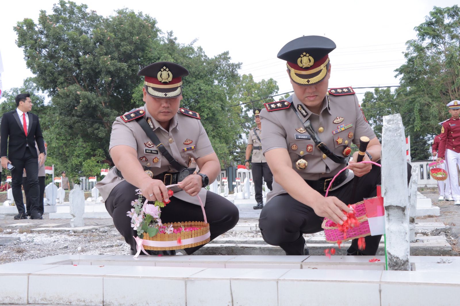 Polres Lamongan Laksanakan Upacara Ziarah Rombongan dan Tabur Bunga dalam Rangka Hari Bhayangkara ke-78
