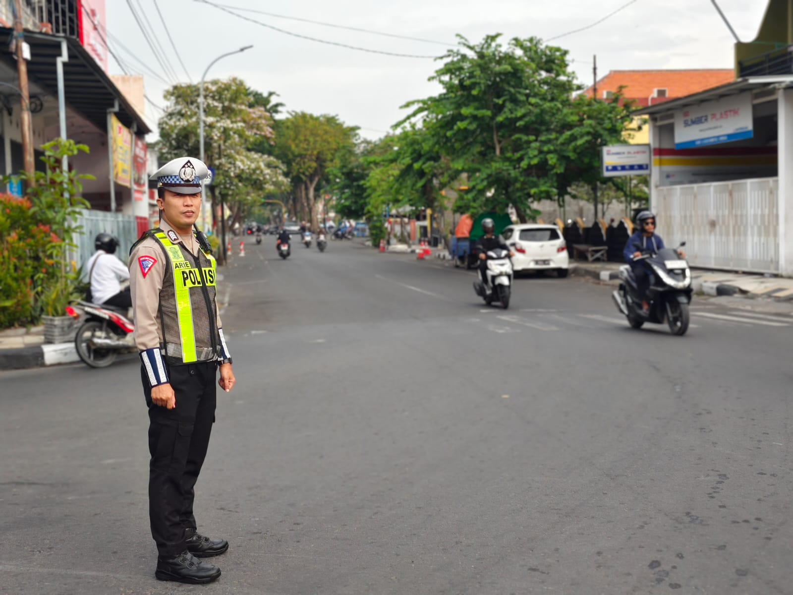 Anggota Polres Lamongan Lakukan Kegiatan Commander Wish Guna Kelancaran Arus Lalu Lintas