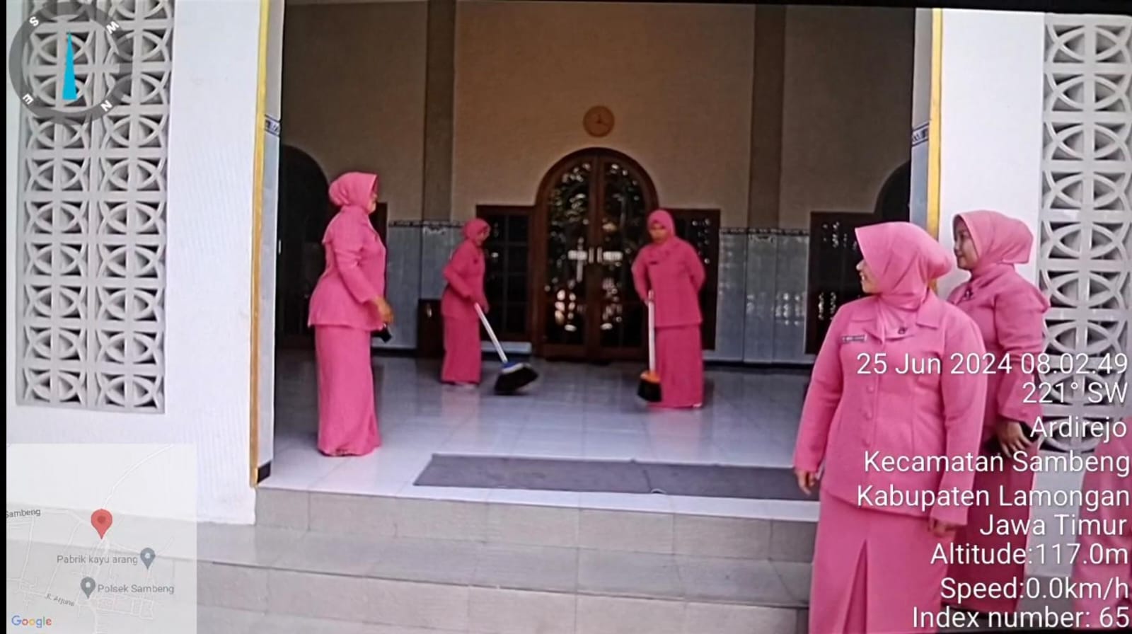 Polsek Sambeng dan Bhayangkari Laksanakan Bakti Sosial di Dua Tempat Ibadah dalam Rangka Hari Bhayangkara ke-78