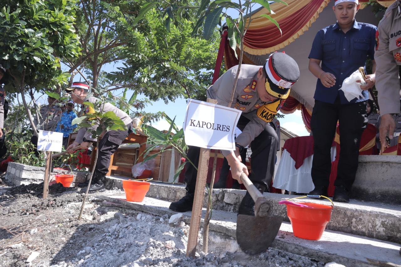 Momentum Hari Bhayangkara ke-78: Kapolres Lamongan Tanam 1.000 Pohon dan Bagikan Bibit kepada Masyarakat