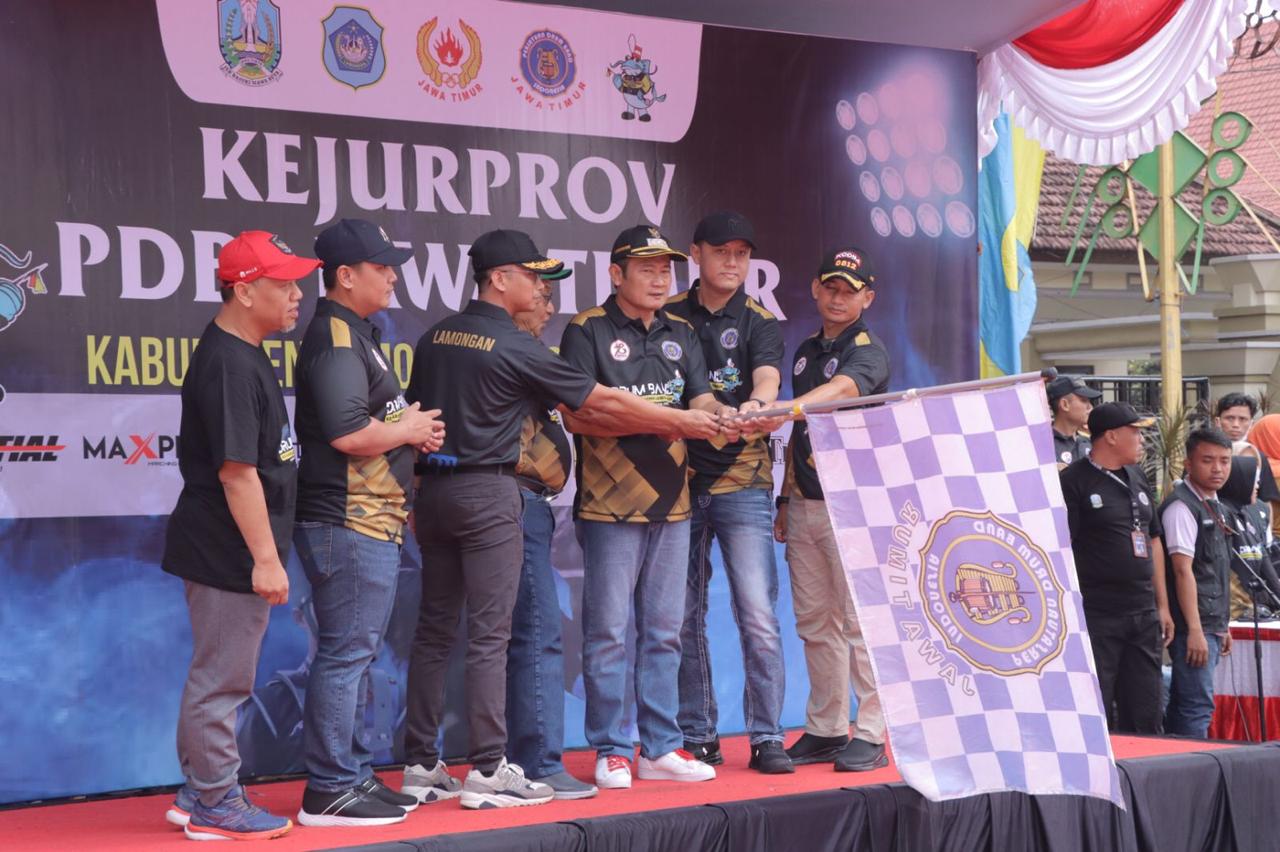 Semarak Hari Bhayangkara ke-78, Kapolres Lamongan Turut Hadir di Lomba Kirab Kejurprov Persatuan Drum Band Indonesia (PDBI) Jatim
