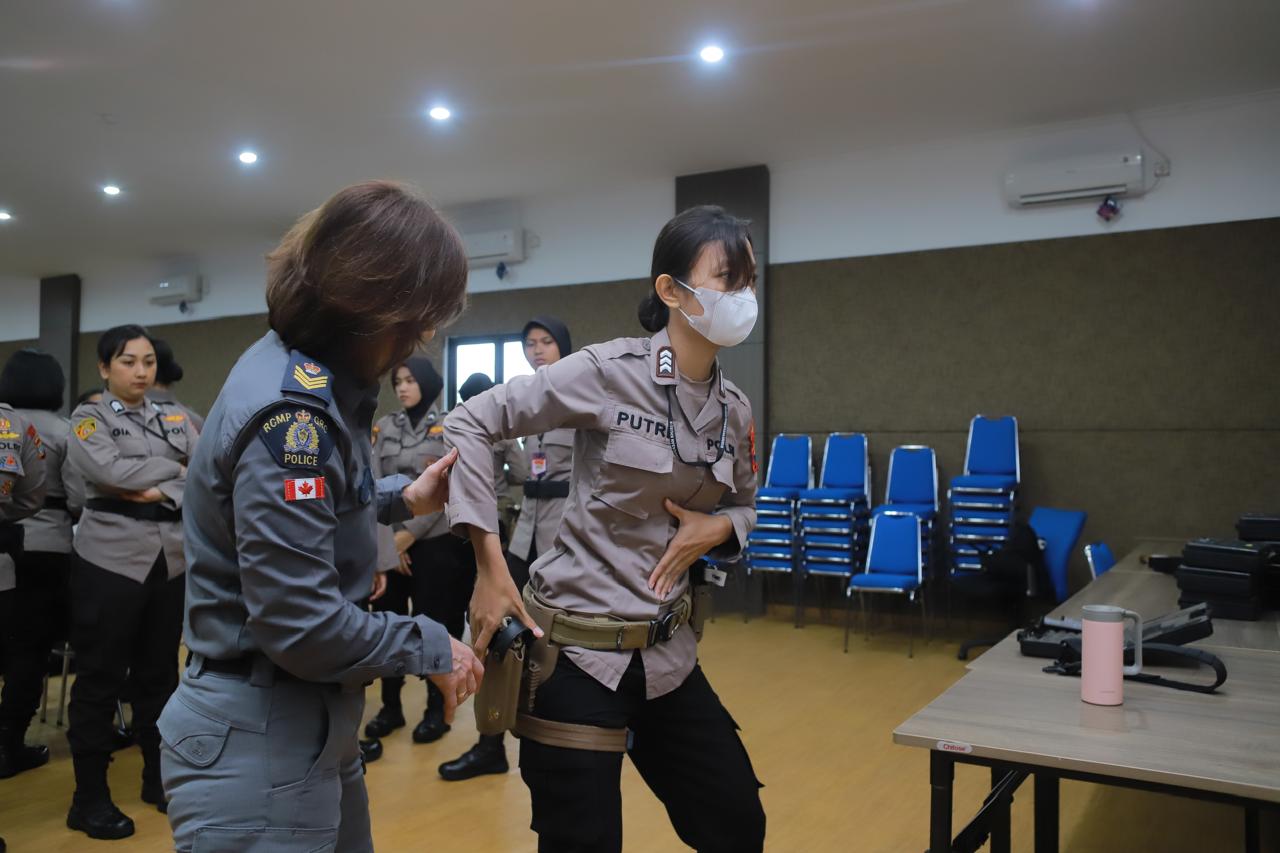 Putri “Bon-Bon” Polwan Polres Tuban Pertama Yang Tergabung Dalam Pasukan Perdamaian