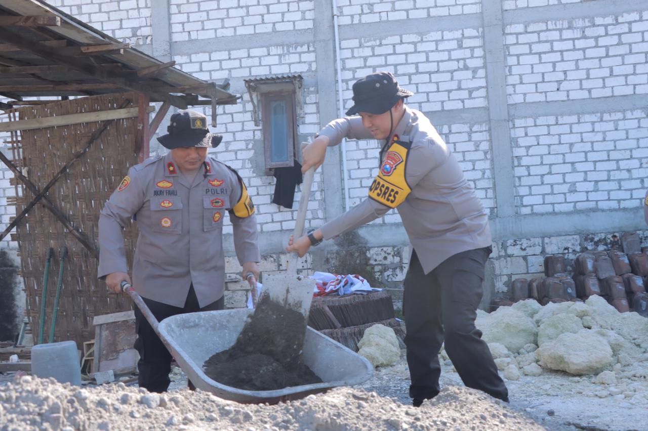 Kapolres Lamongan Bedah Rumah Bapak Samirun di Desa Nguwok, Kecamatan Modo, dalam Peringatan HUT Bhayangkara ke-78