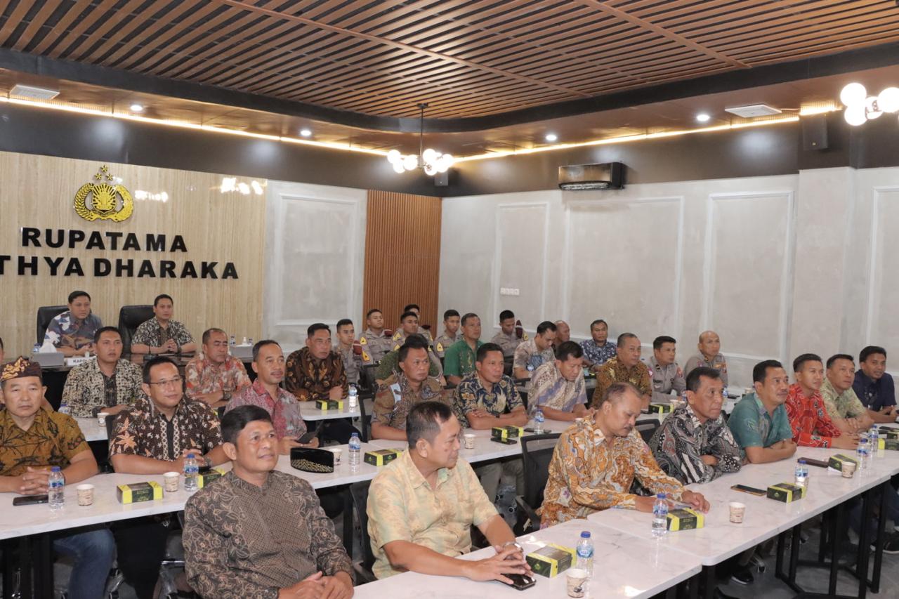 Polres Lamongan Nobar Wayang Kulit “Tumurone Wiji Sejati” di Polres Lamongan untuk HUT Bhayangkara ke-78