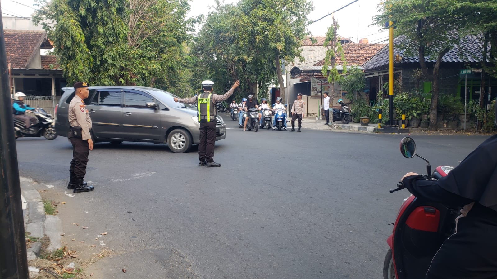 Polres Lamongan Ciptakan Kelancaran Arus Lalin Melalui Commander Wish