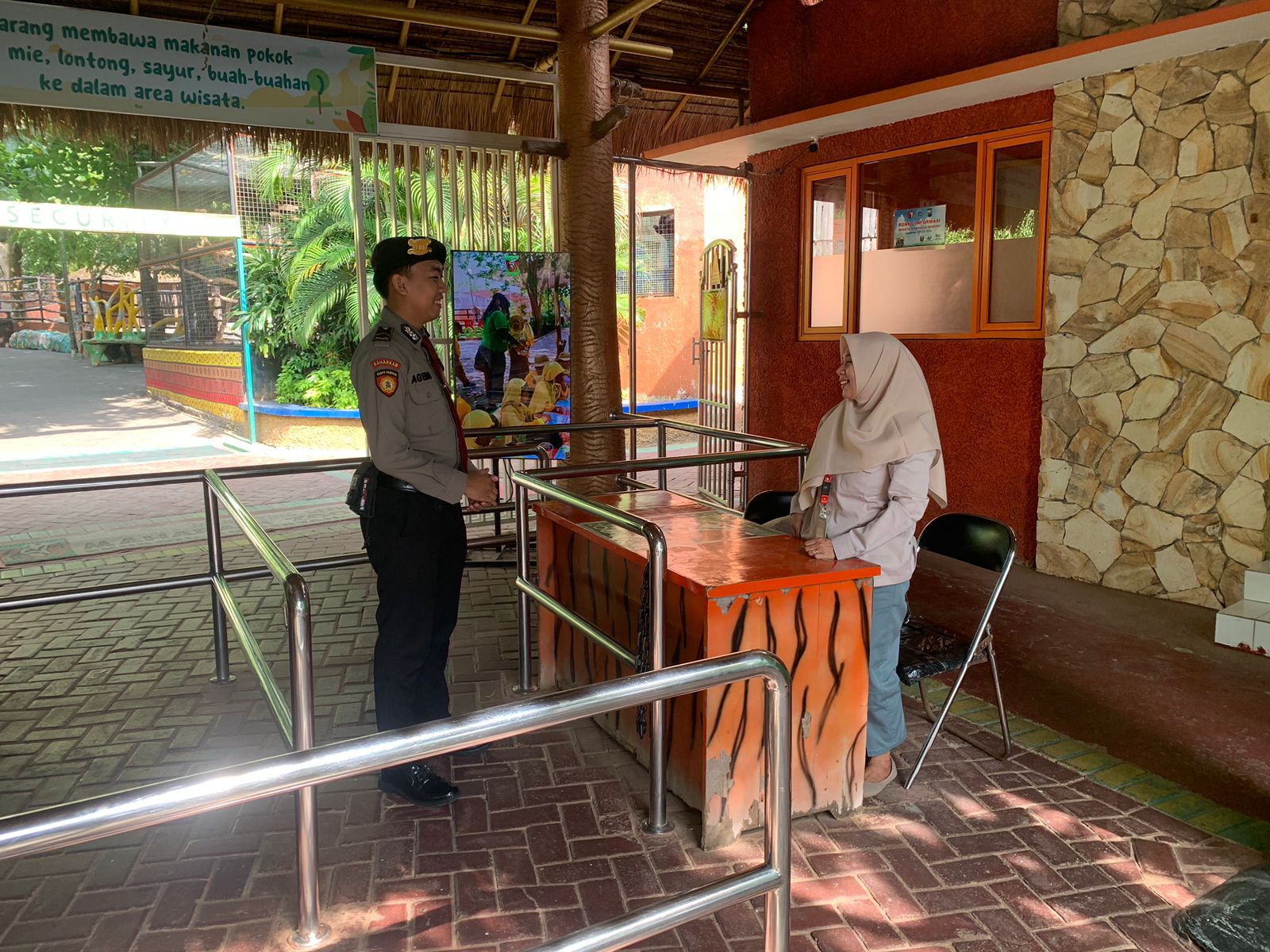 Personel Polres Lamongan Lakukan Pengamanan Di Tempat Wisata WBL Dan Maharani Zoo