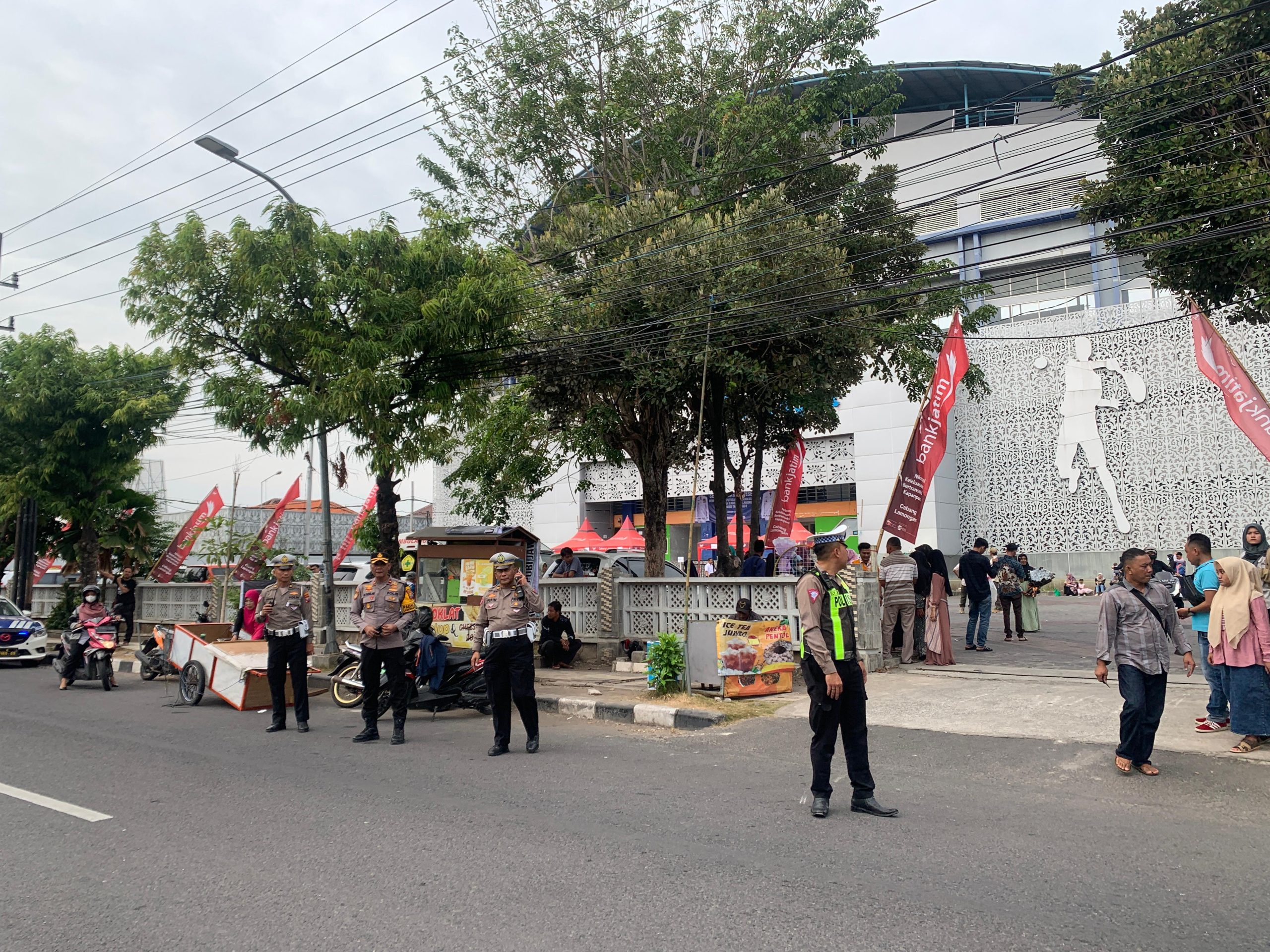 Polres Lamongan Laksanakan Pengamanan Kegiatan Penyerahan Surat Keputusan Pegawai PPPK Formasi Tahun 2023