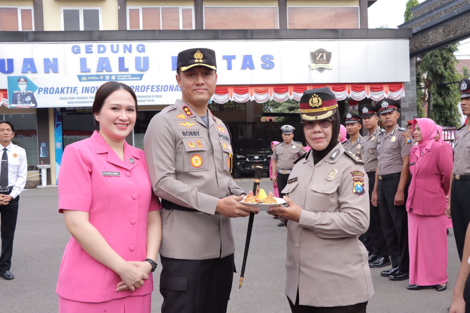 Kapolres Lamongan Pimpin Upacara Laporan Kenaikan Pangkat Anggota Polri Periode 1 Juli 2024 dan PNS Polri Periode 1 Juni 2024