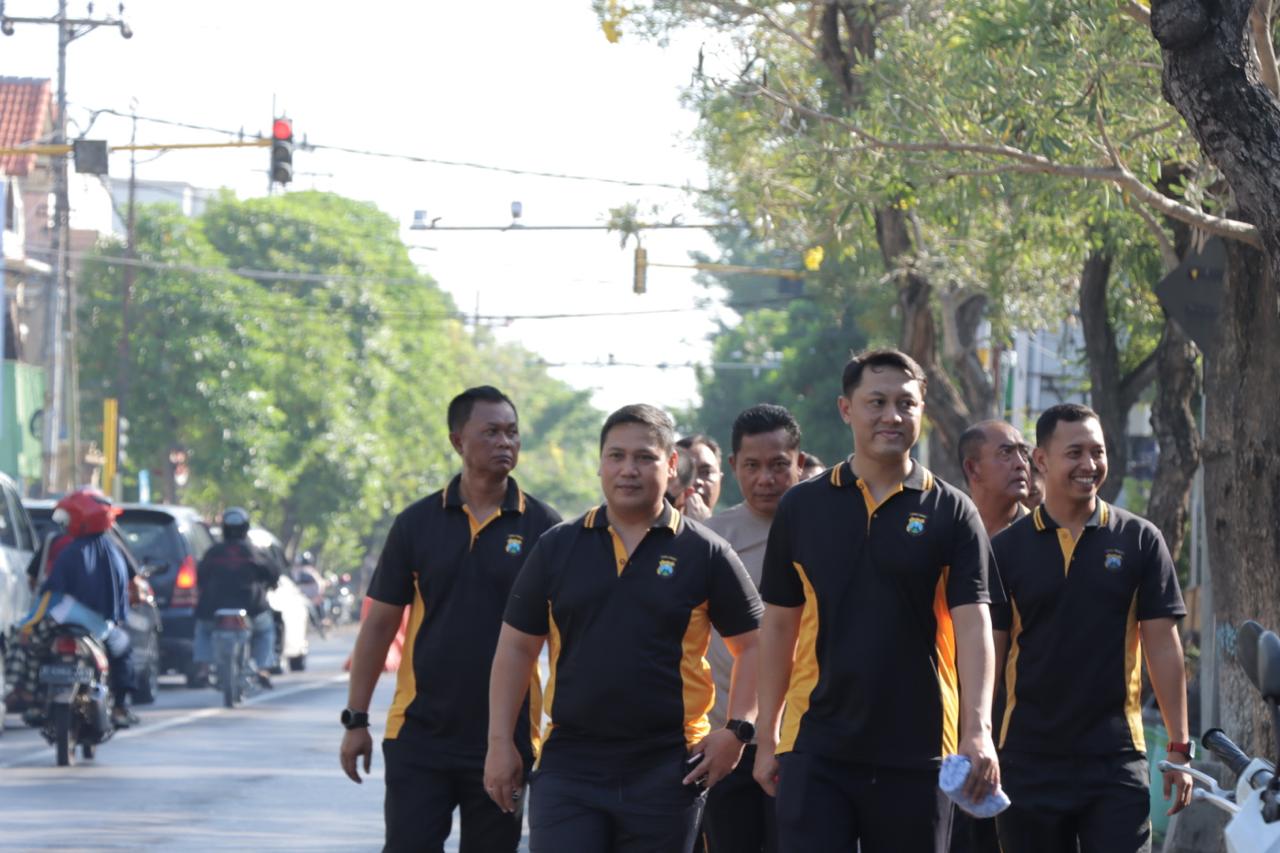 Kapolres Lamongan Pimpin Olahraga Pagi dan Jalan Santai Sekaligus Pantau Situasi Wilayah Hukum Polres Lamongan
