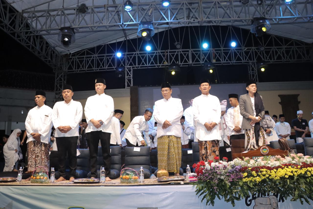 Kapolres Lamongan Hadiri Kegiatan Ngaji Bareng Gus Iqdam Dalam Rangka Peringatan 1 Muharram 1446 H