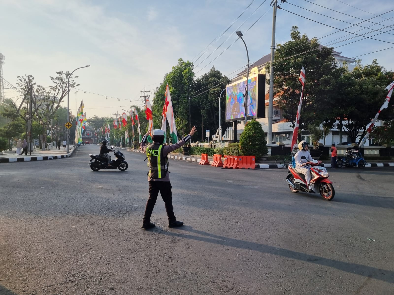 Anggota Polres Lamongan Laksanakan Commander Wish Agar Arus Lalu Lintas Lancar